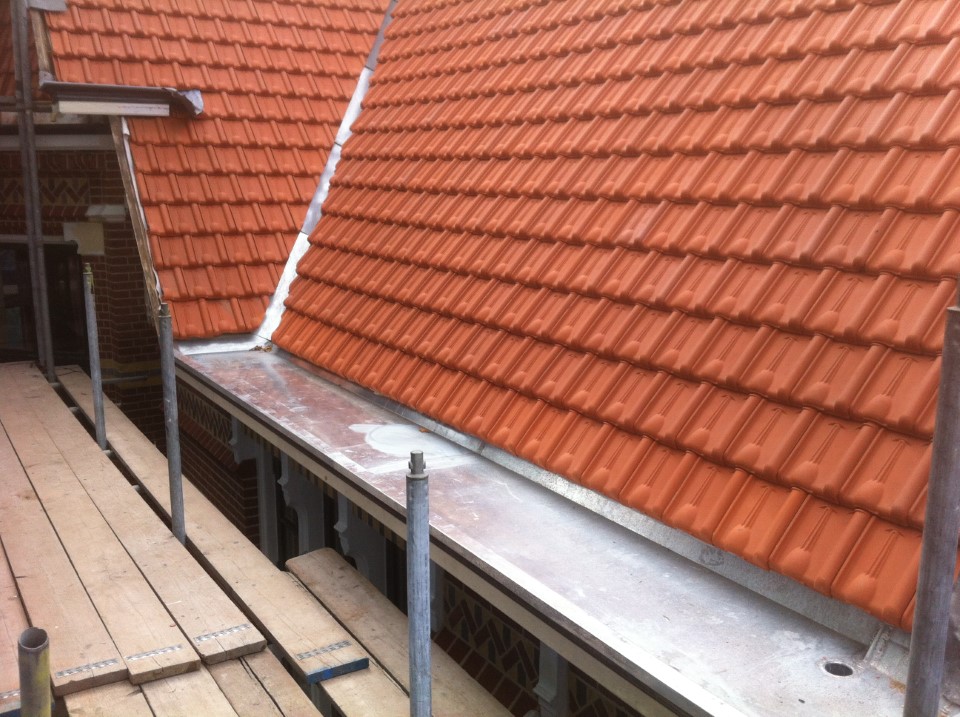 Nieuwe panlatten en dakpannen gemonteerd bij bestaande woning.